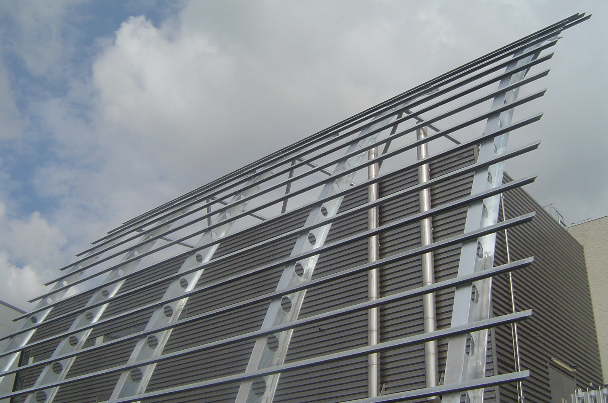 Staalconstructie voor 460 m² fotovoltaïsche cellen in samenwerking met ingenieursbureau Lisst