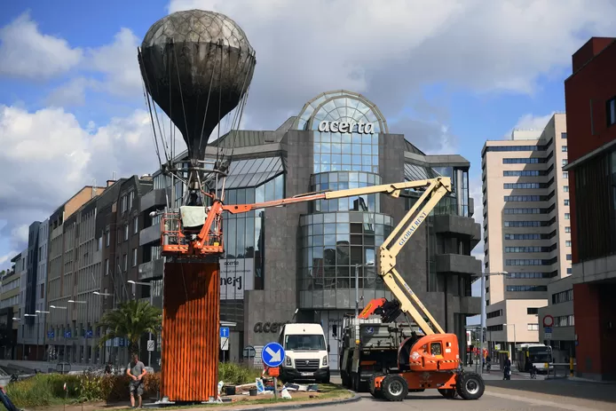 Verhuis van kunstwerk Ballon van de Vriendschap in Leuven in samenwerking met ingenieur Lisst